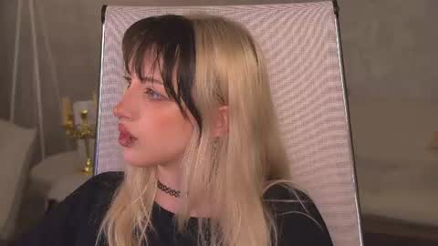 Snapshot of eevamarie chatting on 06-14-26, 04:09 EVA NON NUDE online show from 06-14-26, 04:09