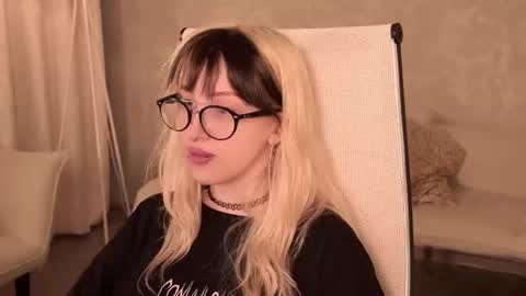 Snapshot of eevamarie chatting on 06-26-26, 04:22 EVA NON NUDE online show from 06-26-26, 04:22