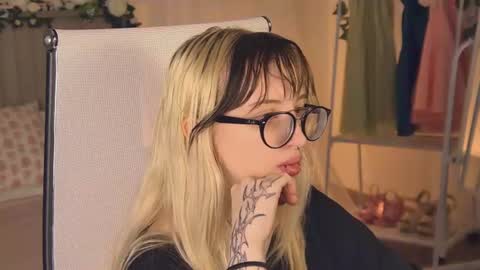 Snapshot of eevamarie chatting on 07-09-26, 05:28 EVA NON NUDE online show from 07-09-26, 05:28
