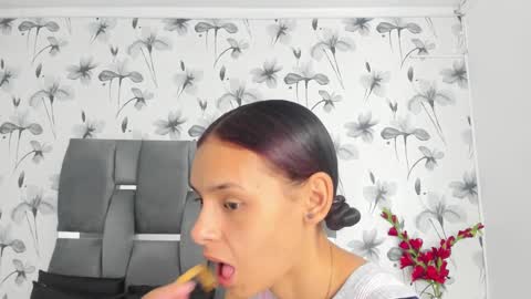 Snapshot of ehotloveaxxx chatting on 09-16-25, 01:23 Valery online show from 09-16-25, 01:23