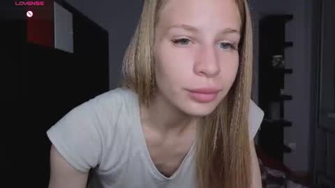 Snapshot of el1s_evans chatting on 06-21-26, 08:06 please read my bio there is information about private shows and about my personality online show from 06-21-26, 08:06