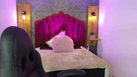 Elaia online show from 11-21-25, 03:27