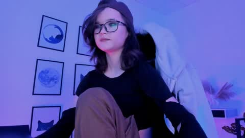 Snapshot of elainebeness chatting on 12-20-24, 07:28 Your sweet girl online show from 12-20-24, 07:28