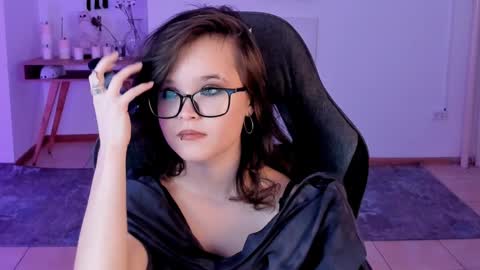 Snapshot of elainebeness chatting on 12-28-24, 01:39 Your sweet girl online show from 12-28-24, 01:39
