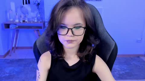 Snapshot of elainebeness chatting on 01-29-25, 04:30 Your sweet girl online show from 01-29-25, 04:30