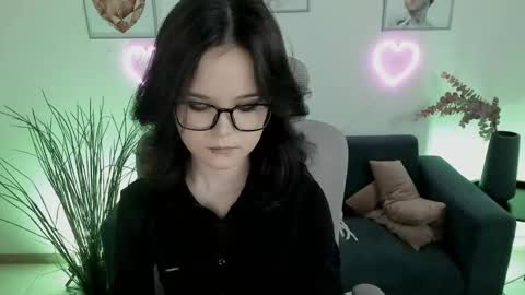 Snapshot of elainebeness chatting on 03-05-25, 08:00 Your sweet girl online show from 03-05-25, 08:00