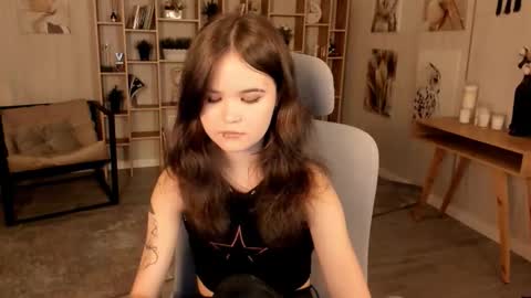 Snapshot of elainebeness chatting on 09-23-25, 08:01 Your sweet girl online show from 09-23-25, 08:01