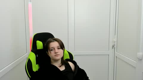 Snapshot of elara_muse chatting on 04-13-26, 06:41 Evie online show from 04-13-26, 06:41