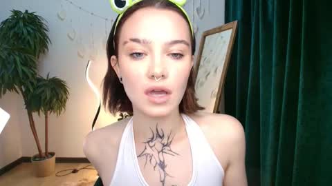 Snapshot of elastikiss chatting on 10-19-25, 02:12 elastikiss online show from 10-19-25, 02:12