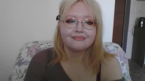 Snapshot of elayne_sweet chatting on 03-15-26, 08:09 elayne_sweet online show from 03-15-26, 08:09