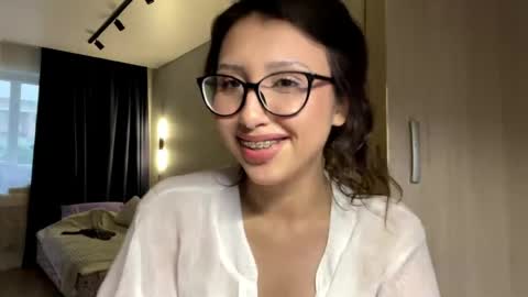 Snapshot of eleanorefrens chatting on 05-27-26, 04:15 Alice online show from 05-27-26, 04:15