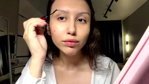 Snapshot of eleanorefrens chatting on 06-17-26, 03:13 Alice online show from 06-17-26, 03:13