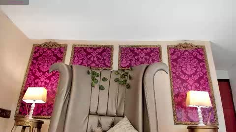 Snapshot of electraraptiss chatting on 12-19-25, 08:27 - online show from 12-19-25, 08:27