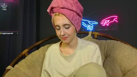 Snapshot of elen__moore chatting on 06-21-26, 05:10 Elen online show from 06-21-26, 05:10