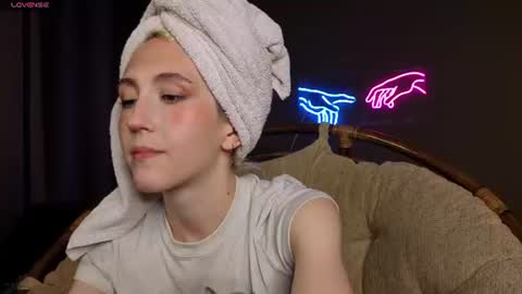 Snapshot of elen__moore chatting on 07-08-26, 07:35 Elen online show from 07-08-26, 07:35