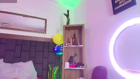 elenna_boobs_ online show from 07-19-26, 07:56
