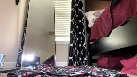 Elenore Hoesevelt online show from 09-11-25, 04:51