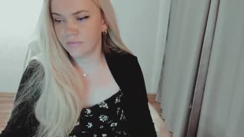 Snapshot of elia_ chatting on 06-29-26, 05:25 Ella online show from 06-29-26, 05:25