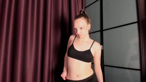 Snapshot of elianareynolds chatting on 12-10-24, 07:05 Ella online show from 12-10-24, 07:05