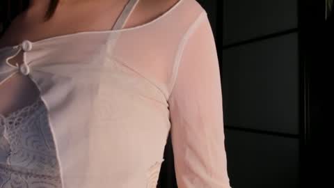 Snapshot of elianareynolds chatting on 12-12-24, 03:21 Ella online show from 12-12-24, 03:21