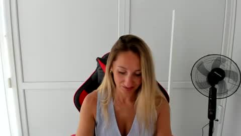 Snapshot of elinarosee chatting on 06-23-26, 06:33 Milena online show from 06-23-26, 06:33