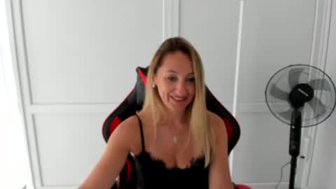 Snapshot of elinarosee chatting on 06-25-26, 07:02 Milena online show from 06-25-26, 07:02