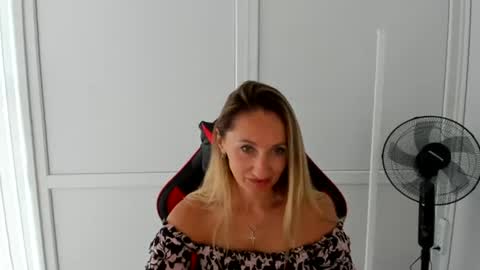 Snapshot of elinarosee chatting on 06-26-26, 07:13 Milena online show from 06-26-26, 07:13