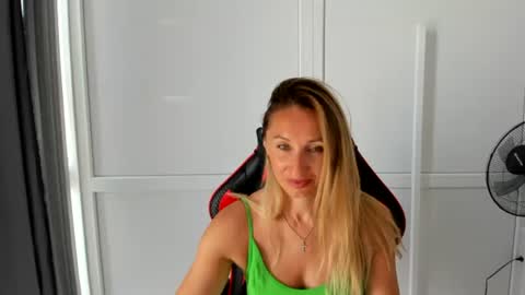 Snapshot of elinarosee chatting on 06-29-26, 06:19 Milena online show from 06-29-26, 06:19
