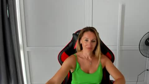 Snapshot of elinarosee chatting on 06-29-26, 10:15 Milena online show from 06-29-26, 10:15