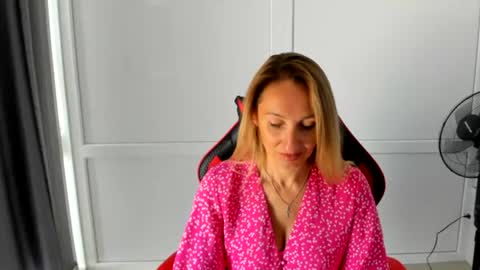 Snapshot of elinarosee chatting on 07-01-26, 06:15 Milena online show from 07-01-26, 06:15