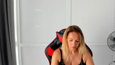 Snapshot of elinarosee chatting on 07-03-26, 07:15 Milena online show from 07-03-26, 07:15