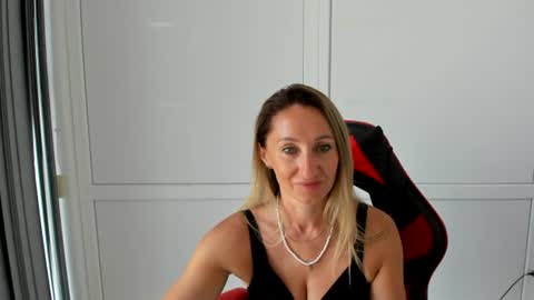 Snapshot of elinarosee chatting on 07-20-26, 06:28 Milena online show from 07-20-26, 06:28