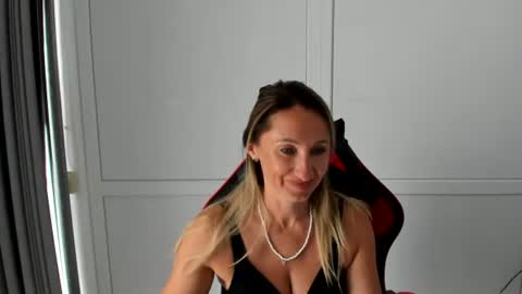 Snapshot of elinarosee chatting on 07-20-26, 11:01 Milena online show from 07-20-26, 11:01