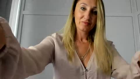 Snapshot of elinarosee chatting on 07-21-26, 12:40 Milena online show from 07-21-26, 12:40