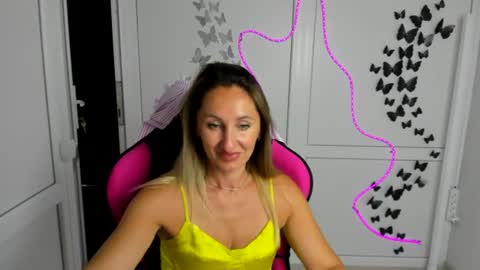 Snapshot of elinarosee chatting on 07-23-26, 07:06 Milena online show from 07-23-26, 07:06