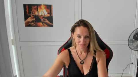 Snapshot of elinarosee chatting on 07-24-26, 10:35 Milena online show from 07-24-26, 10:35