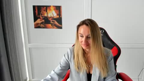 Snapshot of elinarosee chatting on 07-28-26, 11:17 Milena online show from 07-28-26, 11:17