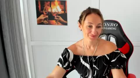 Snapshot of elinarosee chatting on 08-05-26, 06:38 Milena online show from 08-05-26, 06:38