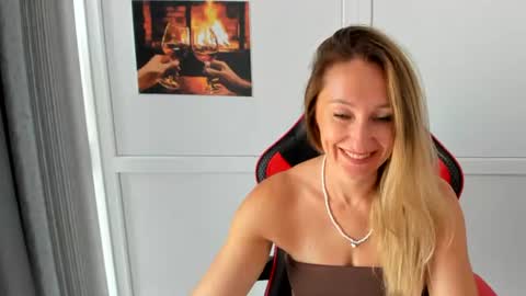 Snapshot of elinarosee chatting on 08-06-26, 06:59 Milena online show from 08-06-26, 06:59