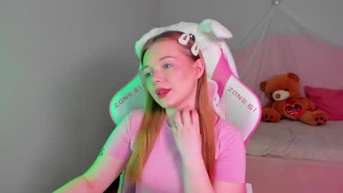 Snapshot of elinavale chatting on 04-22-26, 05:47 elinavale online show from 04-22-26, 05:47
