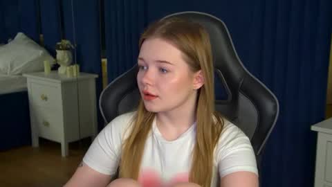 Snapshot of elinavale chatting on 05-20-26, 05:08 elinavale online show from 05-20-26, 05:08