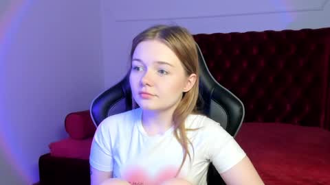 Snapshot of elinavale chatting on 05-25-26, 05:30 elinavale online show from 05-25-26, 05:30