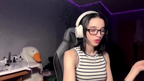 Snapshot of elinorashfield chatting on 05-28-26, 01:08 Milica online show from 05-28-26, 01:08