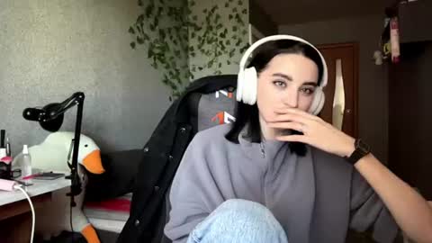 Snapshot of elinorashfield chatting on 06-10-26, 07:40 Milica online show from 06-10-26, 07:40