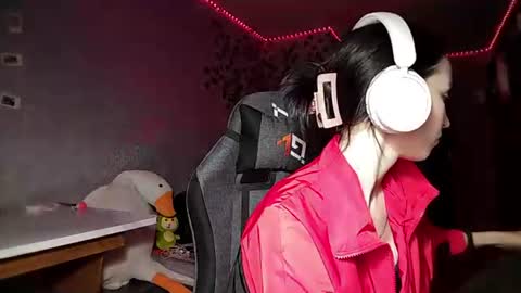 Snapshot of elinorashfield chatting on 06-14-26, 02:08 Milica online show from 06-14-26, 02:08