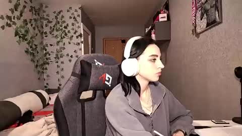 Snapshot of elinorashfield chatting on 06-19-26, 09:13 Milica online show from 06-19-26, 09:13