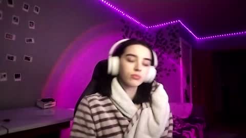 Snapshot of elinorashfield chatting on 06-21-26, 03:25 Milica online show from 06-21-26, 03:25