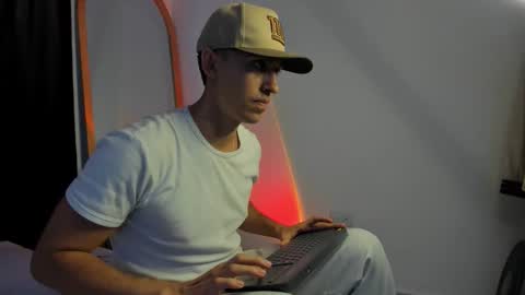 Snapshot of elio_dicaprio chatting on 11-17-25, 03:40 elio_dicaprio online show from 11-17-25, 03:40