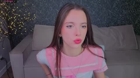 Snapshot of elise_robbie chatting on 05-19-26, 05:19 Elise online show from 05-19-26, 05:19