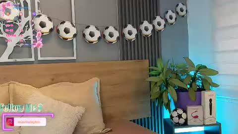 Elise Play Boobs online show from 06-12-26, 07:02